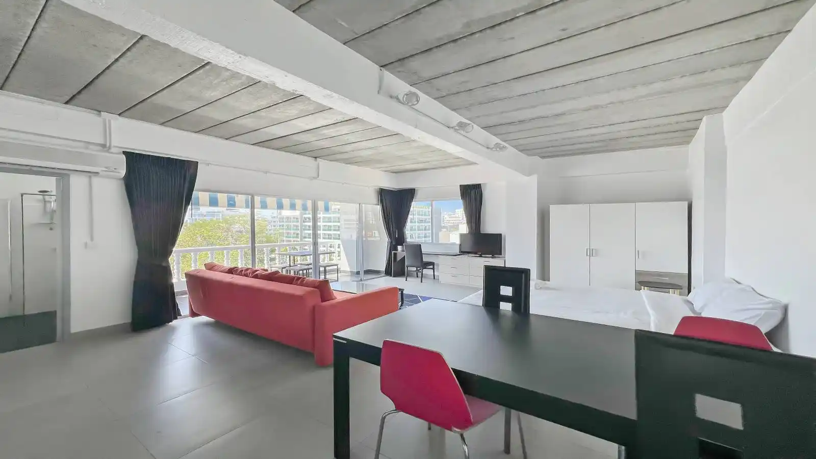 Cheap studio on Pratumnak for rent, Pratumnak Real Estate Agency, Property Excellence