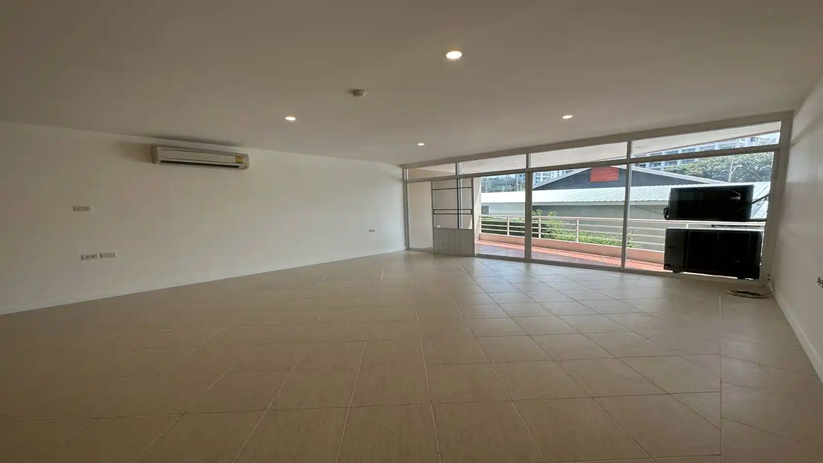 Condo for sale on Pratumnak, Executive Residence 4 condo for sale, ground floor condo for sale in Pattaya, Pratumnak condo for sale, Property Excellence