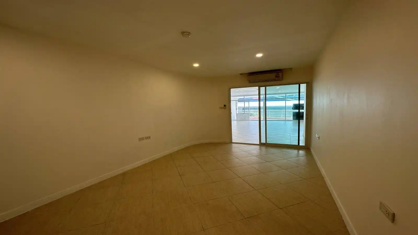 Condo for sale on Pratumnak, Executive Residence 4 condo for sale, ground floor condo for sale in Pattaya, Pratumnak condo for sale, Property Excellence