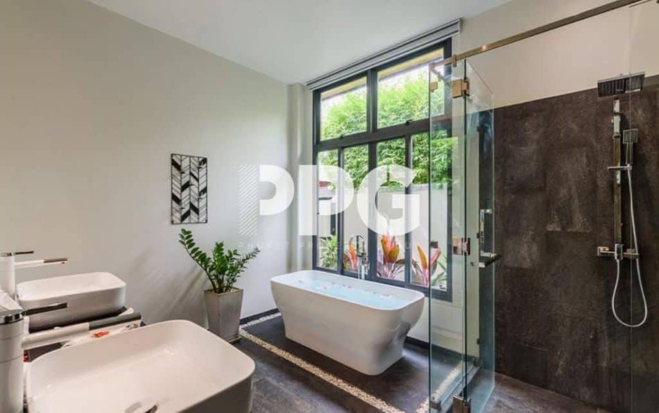 Phuket, 2 Bedrooms Bedrooms, ,3 BathroomsBathrooms,House,For Sale,2600