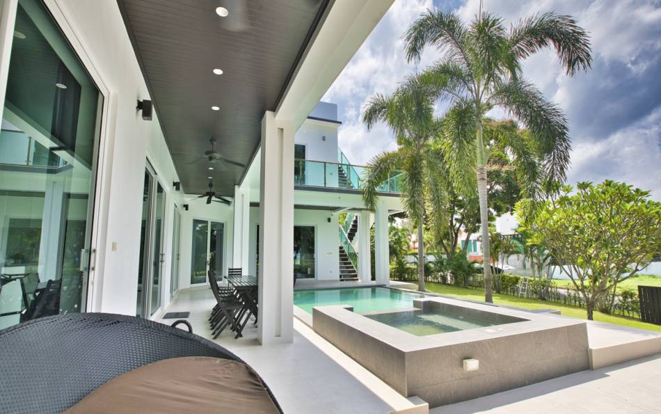 Luxury house for sale in Phoenix Golf Course Pattaya, Pool villa for sale in Pattaya, House on golf course for sale in Pattaya, luxury real estate agent Pattaya, Property Excellence