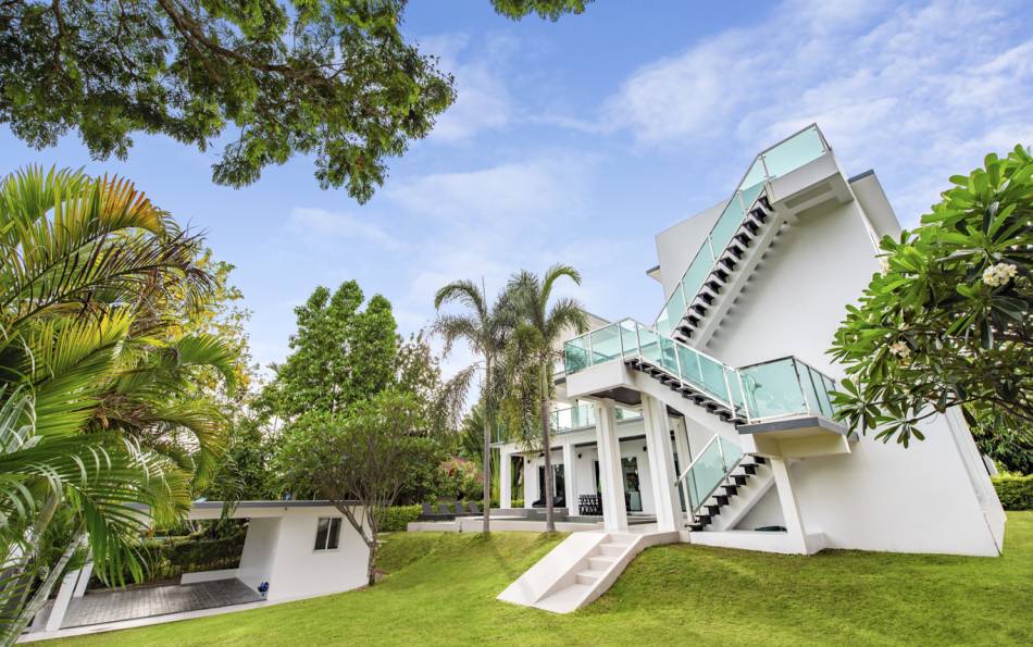 Luxury house for sale in Phoenix Golf Course Pattaya, Pool villa for sale in Pattaya, House on golf course for sale in Pattaya, luxury real estate agent Pattaya, Property Excellence