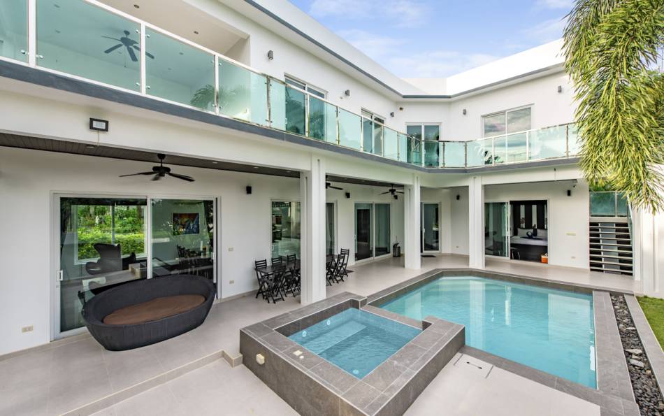 Luxury house for sale in Phoenix Golf Course Pattaya, Pool villa for sale in Pattaya, House on golf course for sale in Pattaya, luxury real estate agent Pattaya, Property Excellence