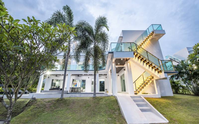 Luxury house for sale in Phoenix Golf Course Pattaya, Pool villa for sale in Pattaya, House on golf course for sale in Pattaya, luxury real estate agent Pattaya, Property Excellence