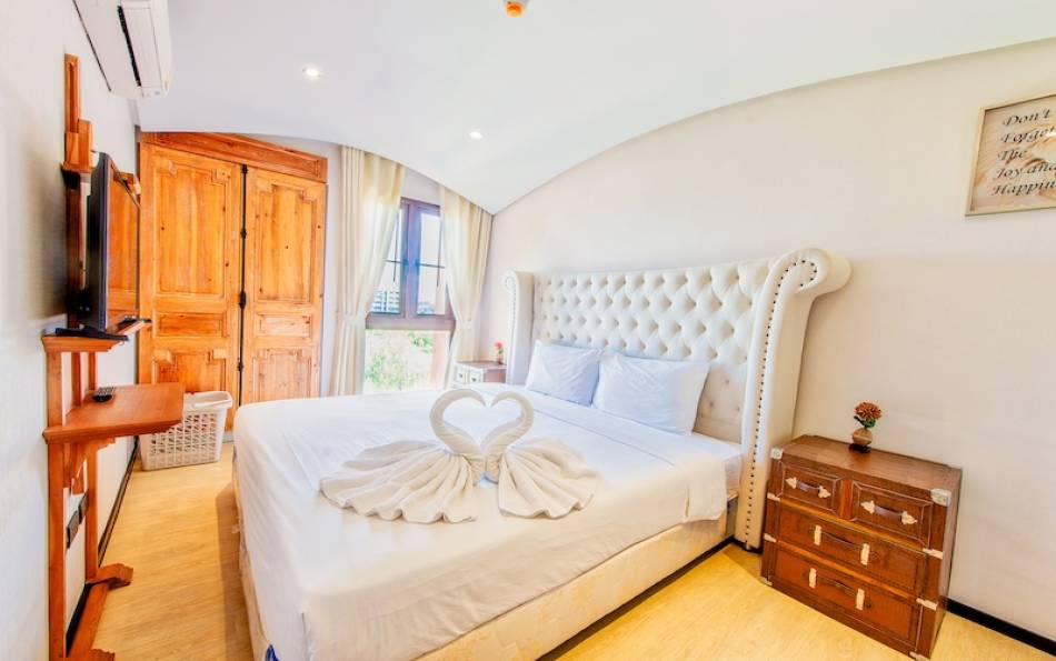 Fully furnished, 2 bedroom, condo, top floor, Venetian, Na Jomtien