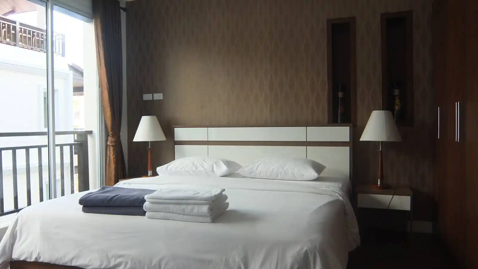 Good-sized, 2-bedroom, condo, for sale, Jomtien, beach