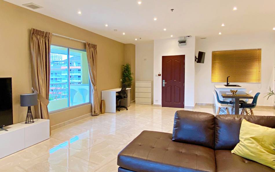 Very large, condo for rent, Cozy Beach, Pattaya, large balcony, fully renovated