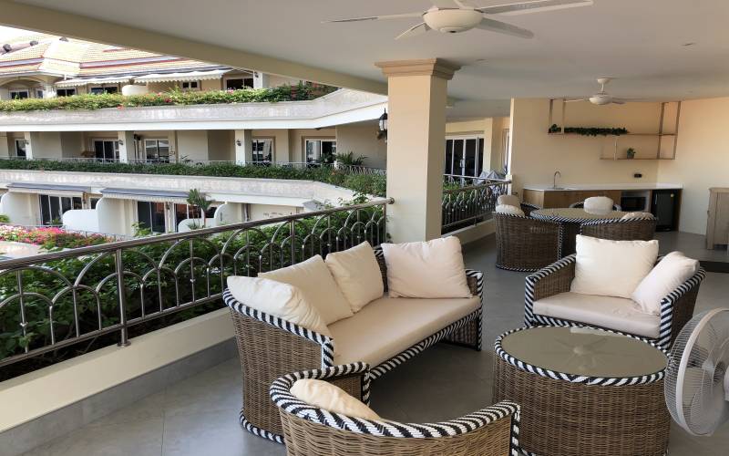 large, condo, fully renovated, for sale, Cozy Beach, Pattaya, large balcony, ocean view