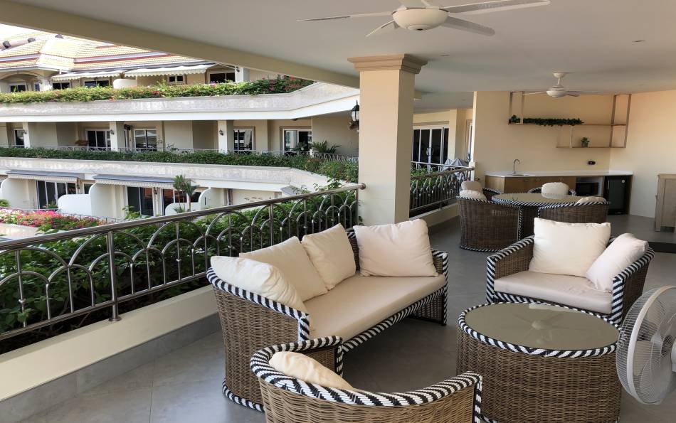 large, condo, fully renovated, for sale, Cozy Beach, Pattaya, large balcony, ocean view