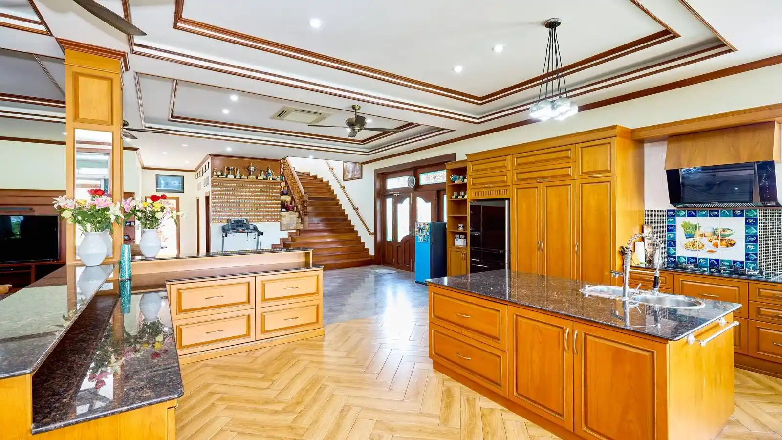 6-bedroom, pool villa, for sale, Mabprachan Lake, large land, East Pattaya