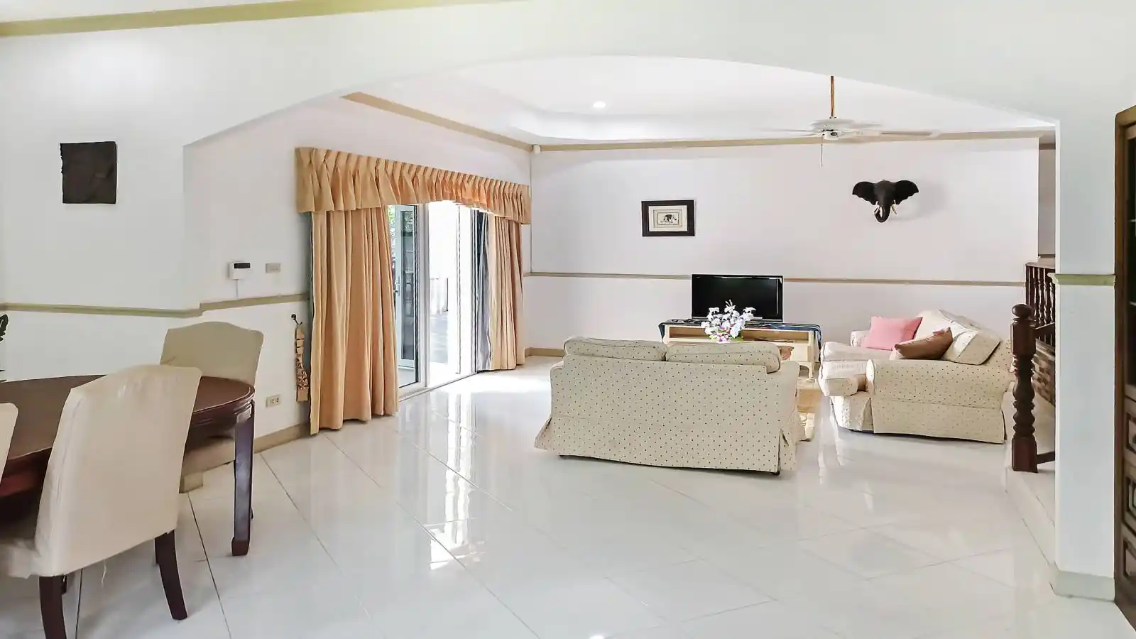 3-bedroom, 4-bathroom pool villa in Nong Pla Lai, East Pattaya. Spacious 350 sqm living area, saltwater pool, large plot. Needs renovation and upgrades. Reduced price: 9.5M THB.