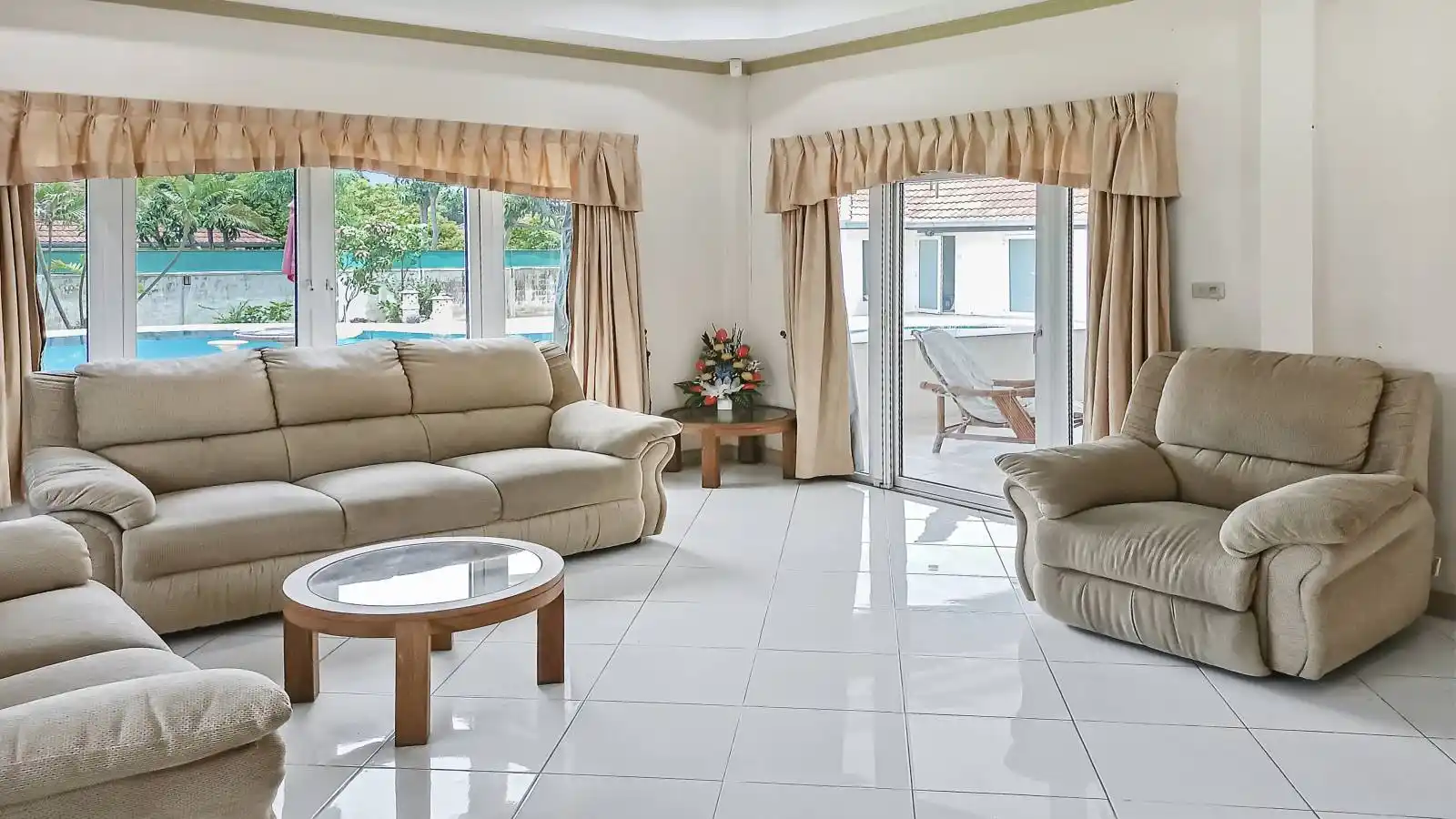 3-bedroom, 4-bathroom pool villa in Nong Pla Lai, East Pattaya. Spacious 350 sqm living area, saltwater pool, large plot. Needs renovation and upgrades. Reduced price: 9.5M THB.
