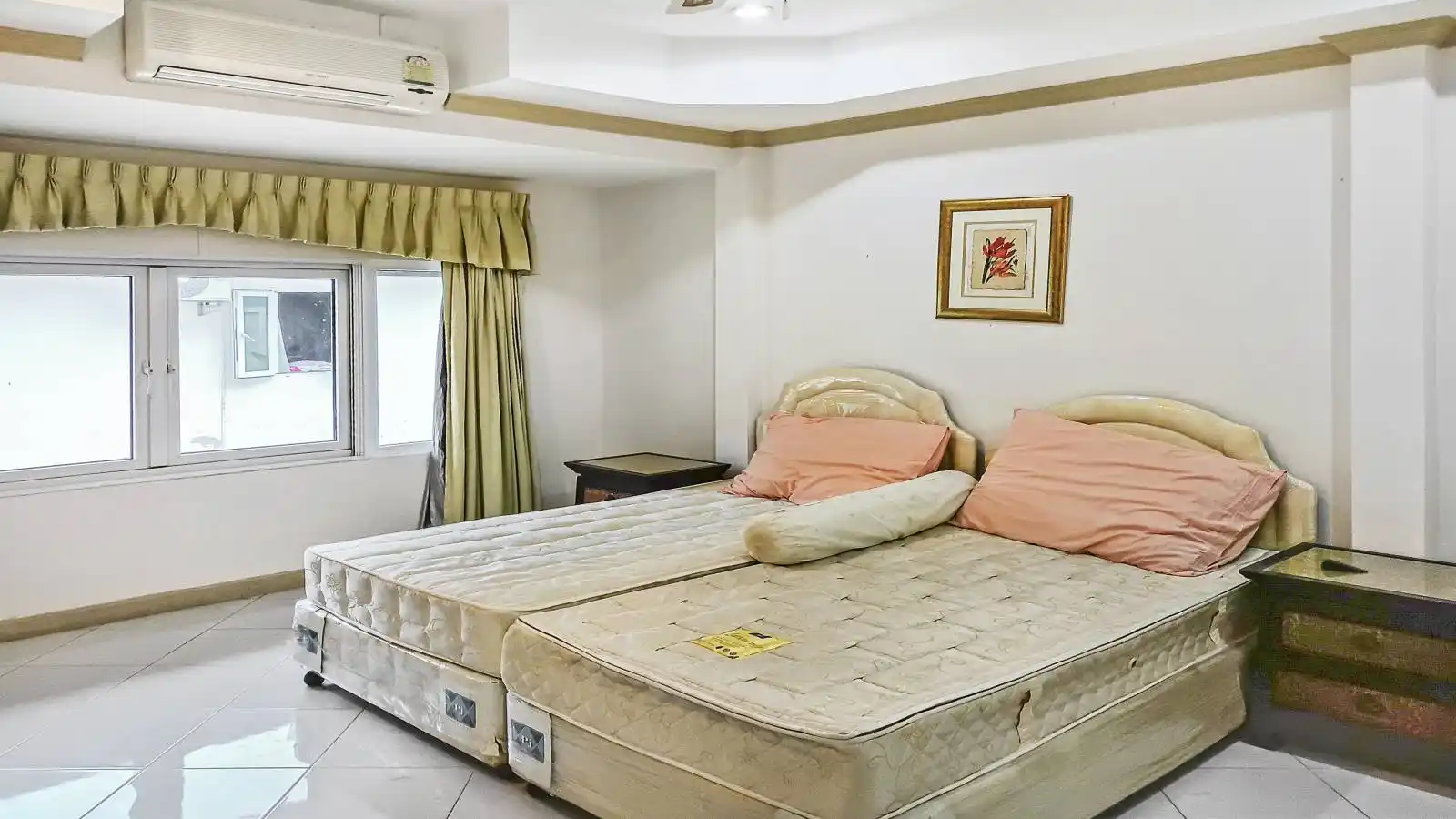 3-bedroom, 4-bathroom pool villa in Nong Pla Lai, East Pattaya. Spacious 350 sqm living area, saltwater pool, large plot. Needs renovation and upgrades. Reduced price: 9.5M THB.