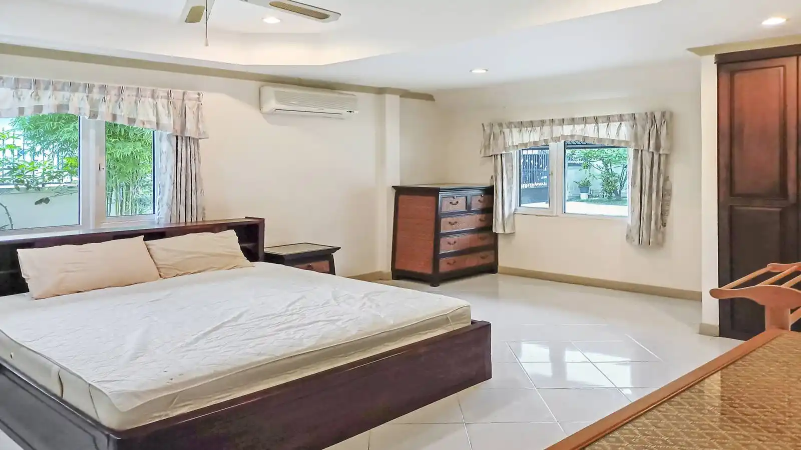 3-bedroom, 4-bathroom pool villa in Nong Pla Lai, East Pattaya. Spacious 350 sqm living area, saltwater pool, large plot. Needs renovation and upgrades. Reduced price: 9.5M THB.