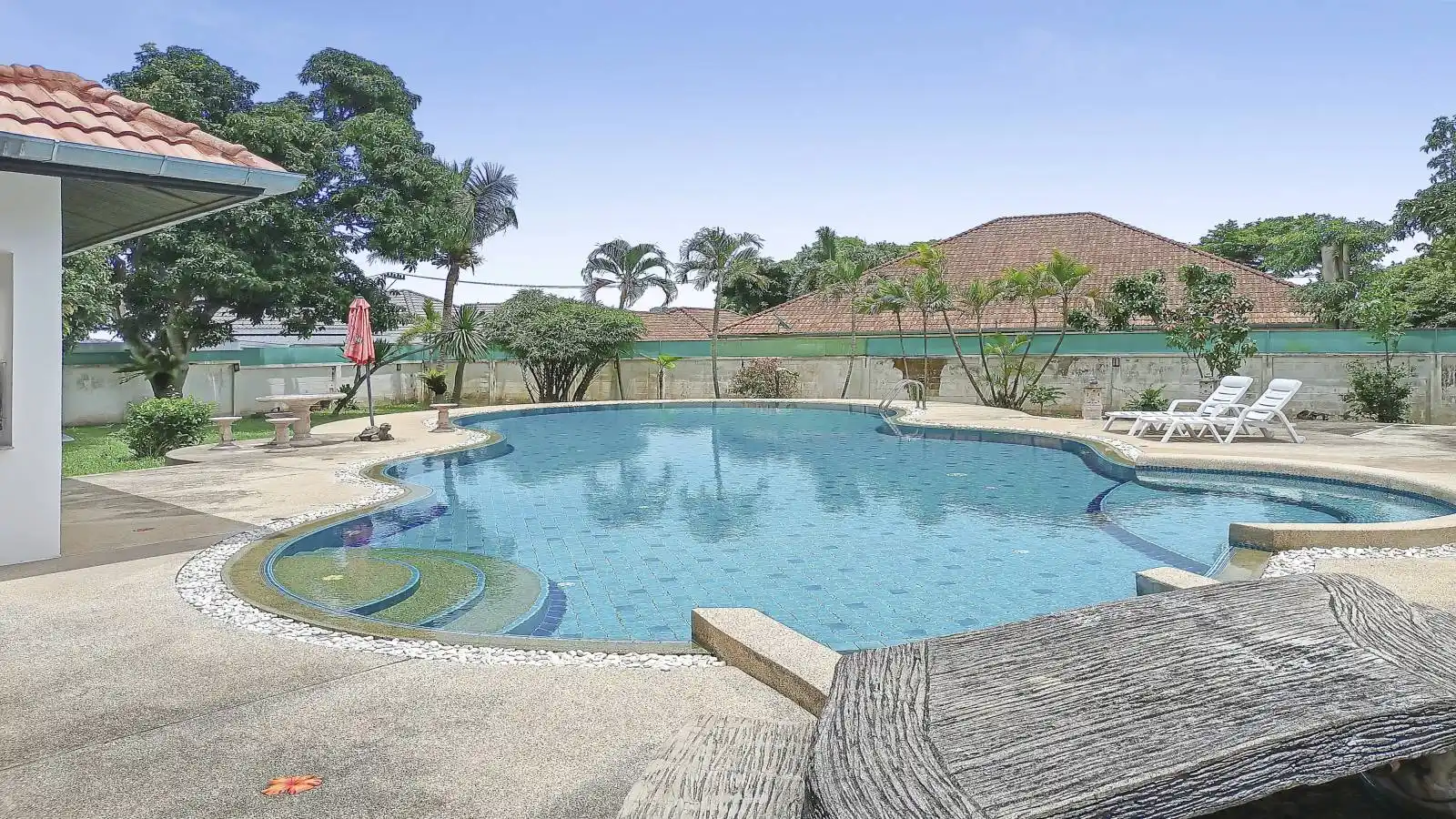 3-bedroom, 4-bathroom pool villa in Nong Pla Lai, East Pattaya. Spacious 350 sqm living area, saltwater pool, large plot. Needs renovation and upgrades. Reduced price: 9.5M THB.