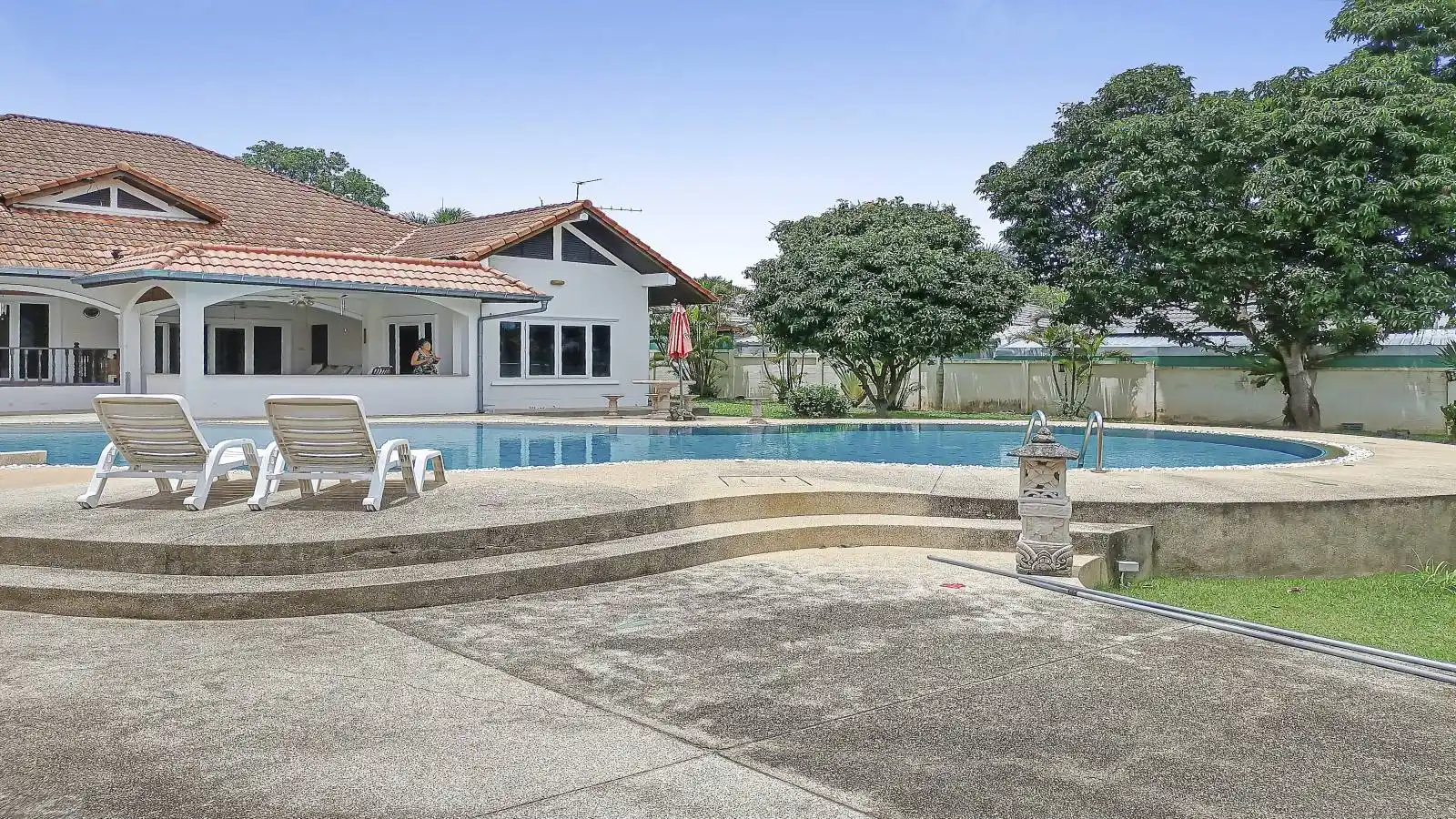 3-bedroom, 4-bathroom pool villa in Nong Pla Lai, East Pattaya. Spacious 350 sqm living area, saltwater pool, large plot. Needs renovation and upgrades. Reduced price: 9.5M THB.