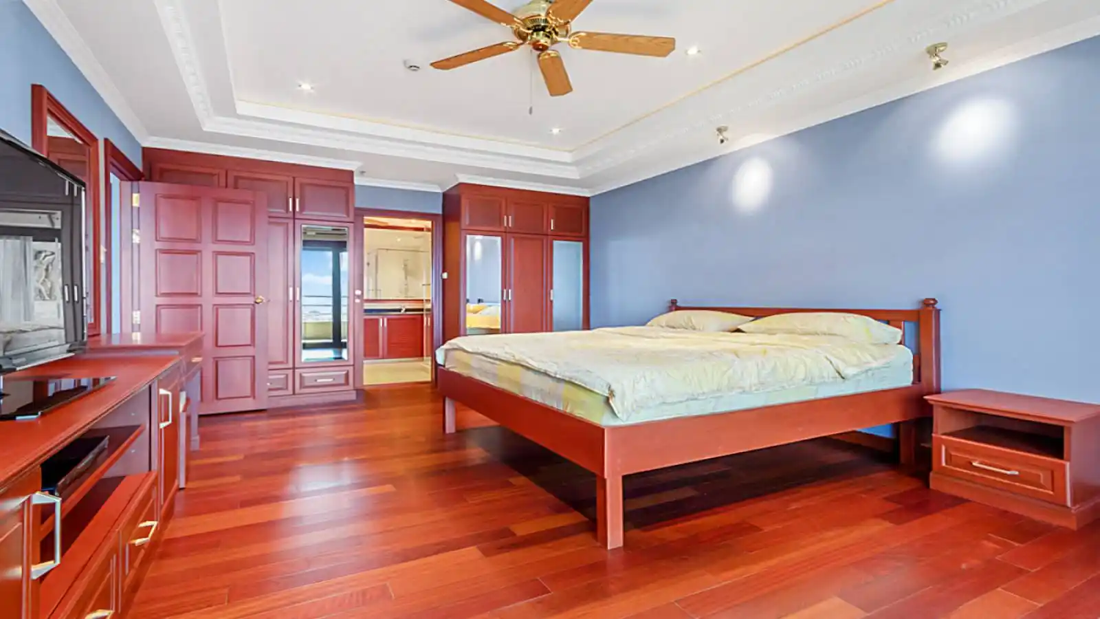 Large beachfront for sale on Pratuamnak, Pattaya beachfront condos, Luxury condo for sale in Pattaya, Pratumnak properties, Property Excellence Pattaya